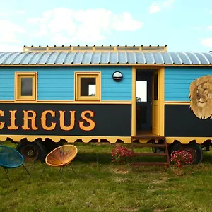 Camping La Roulotte Circus Des Grillots, Beaulon